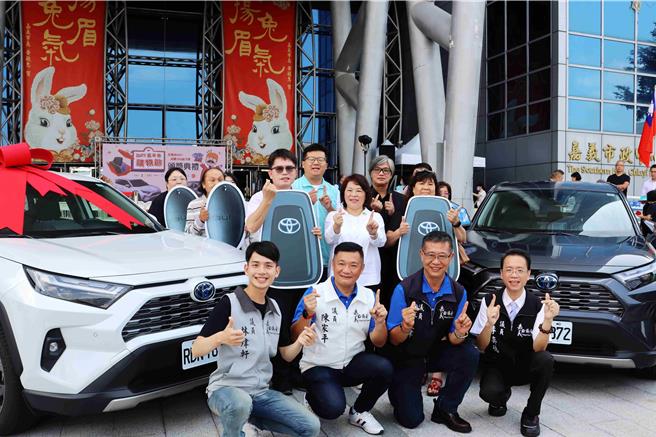 2辆百万油电名车得主皆姓郭，两人今开心出面领奖。（吕妍庭摄）