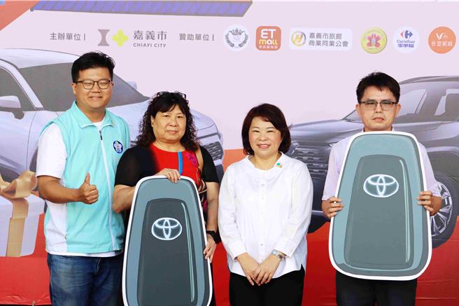 2辆百万油电名车得主皆姓郭，两人今开心出面领奖。（吕妍庭摄）