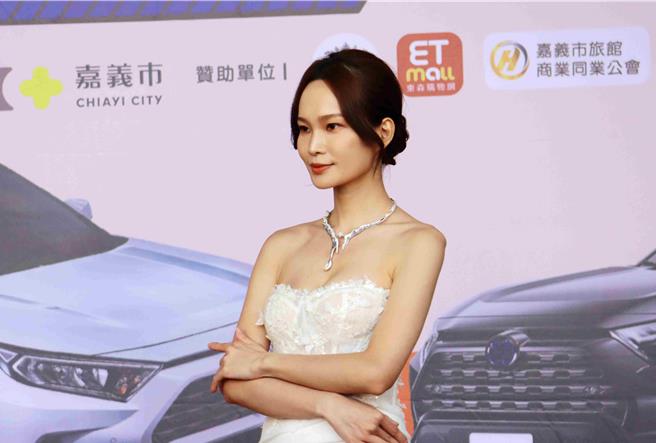 嘉义市许先生同样在好市多购物，就幸运抽中价值200万的钻石套组，今市府还特别安排模特儿戴钻石套组走秀。（吕妍庭摄）