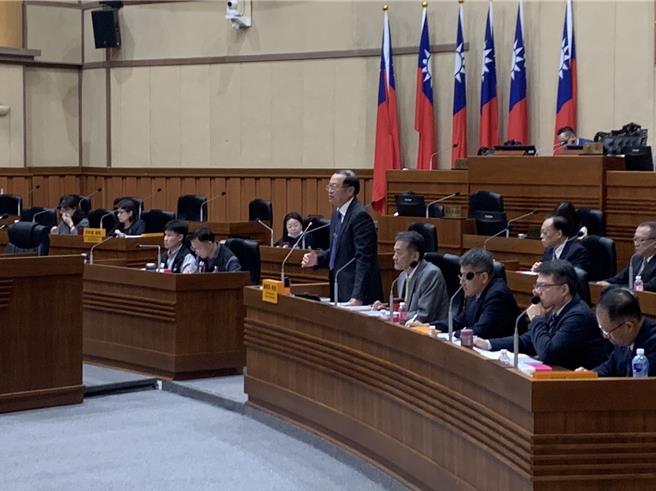 基隆市議會31日進行警察局業務報告，多位議員針對監視器損壞妥善率問題提出質詢。警察局長張樹德（中）則回應，目前已編列3.45億元預算，預計2025年共可完成汰換3430支監視器，至於目前因為監視器故障等待汰換而有「過渡期」的區域，會加強巡邏。（徐佑昇攝）