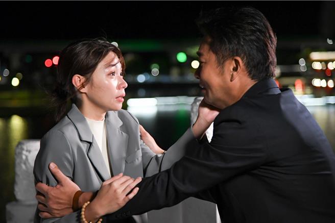 曾智希（左）剧中和谢承均道别，2人都哭到不能自已。（三立提供）