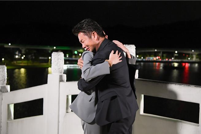 谢承均（右）抱着曾智希痛哭。（三立提供）