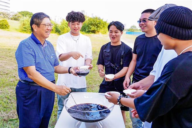 新竹县「青春新干线」今年以嘻哈Cypher方式打造热血饶舌曲《All In》，展现新一代将青春梭哈，县长杨文科（左）客串片尾彩蛋，送上关西特产美食「仙草」探班。（新竹县政府提供／罗浚滨新竹传真）