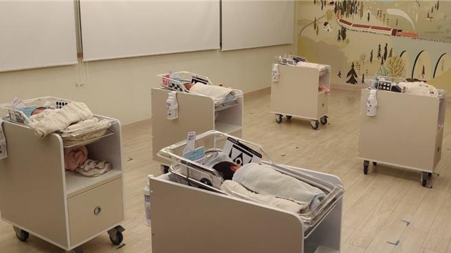 台灣正面臨嚴重的少子化國安危機，國民黨台南市第一選區立委參選人周宏昌主張產假應提高至6個月。（周宏昌提供／張毓翎台南傳真）