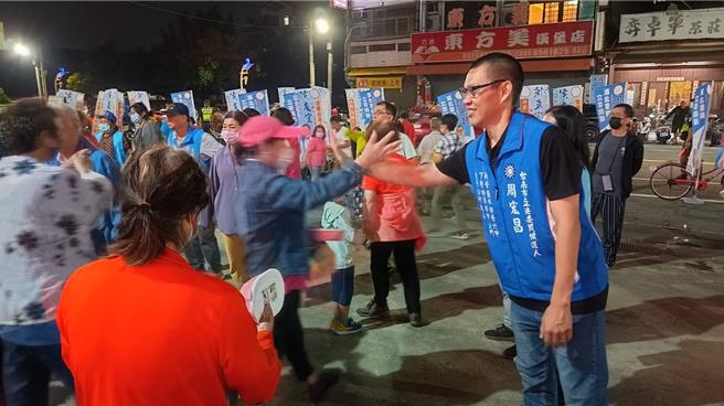 國民黨台南市第一選區立委參選人周宏昌（右一）說，他日前看到一位懷有身孕的婦女，挺著大肚子在加油站打工，讓他感觸很深。（周宏昌提供／張毓翎台南傳真）
