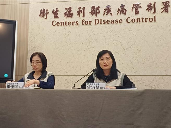 疾管署副署長曾淑慧（右）說明，國內登革熱疫情連續三周下降，第40周為2445例，預估11月上旬會達到病例減半的情況。（王家瑜攝）