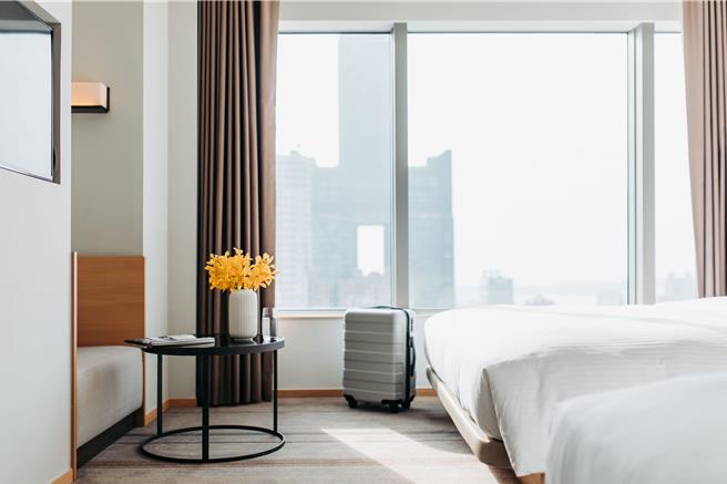 全台和逸、慕轩联合住宿券最低21折起，售价3200元，买10送1，双人入住皆含自助早餐，全台6个馆别皆可使用。(国泰饭店观光事业提供)