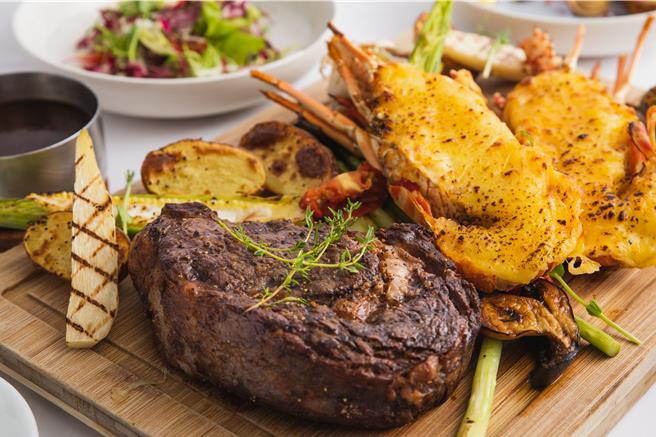 慕轩饭店「GUSTOSO义大利餐厅」主打4280元的「海陆总匯双人套餐券」优惠下杀68折，可吃到龙虾和肋眼牛排。(国泰饭店观光事业提供)