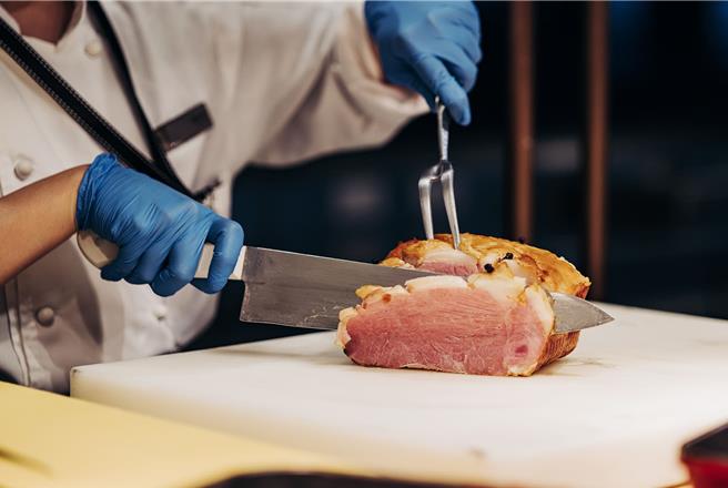 和逸饭店桃园馆「Cozzi Market逸‧市集」推出990元的单人平日午餐自助餐券、1290元的单人假日自助餐券，通通买5送1。(国泰饭店观光事业提供)