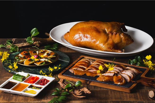 和逸饭店桃园馆中餐厅「逸荟轩」推出「北京炉烤樱桃鸭3.0餐券」2680元，原价66折优惠，可一次尽享4道樱桃鸭料理。(国泰饭店观光事业提供)