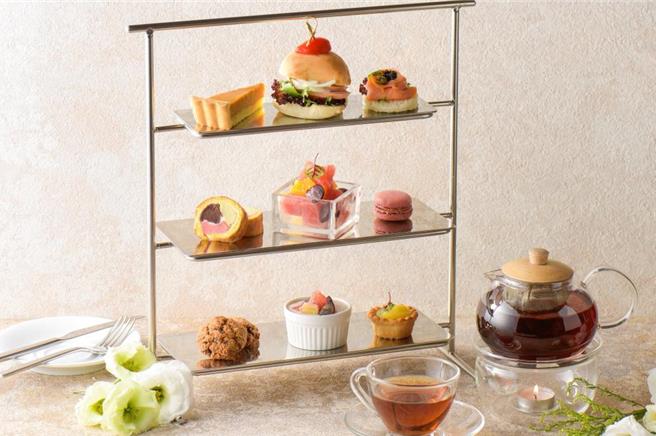 主打高空美景的和逸饭店高雄馆「Cozzi THE Roof」餐厅，旅展祭出「单人下午茶套餐券」340元，以81折优惠吸客。(国泰饭店观光事业提供)