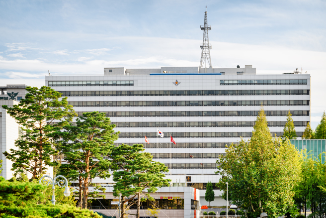 韓國一名70多歲男子今天下午在首爾市龍山區的國防部大門前持刀攻擊執勤中員警，導致2位員警受傷。（示意圖／shutterstock）
