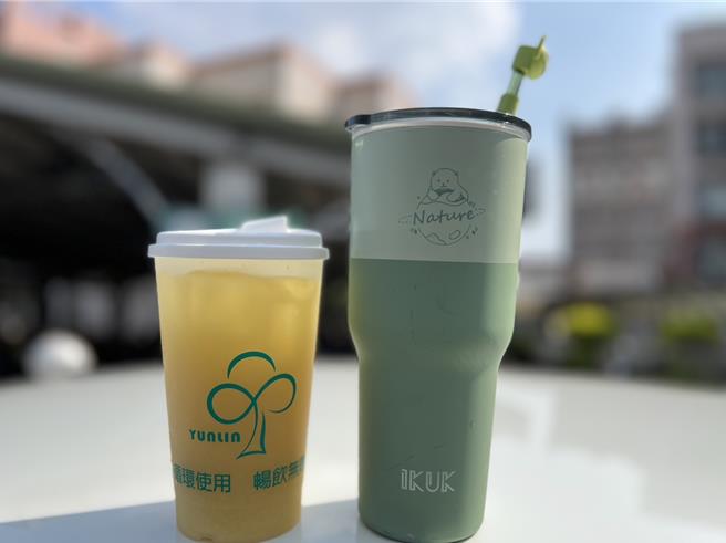 云林县明天（11月1日）起全县所有饮料店使用不得提供塑胶一次用饮料杯，消费者使用循环杯或自备环保杯都是折5元。（周丽兰摄）