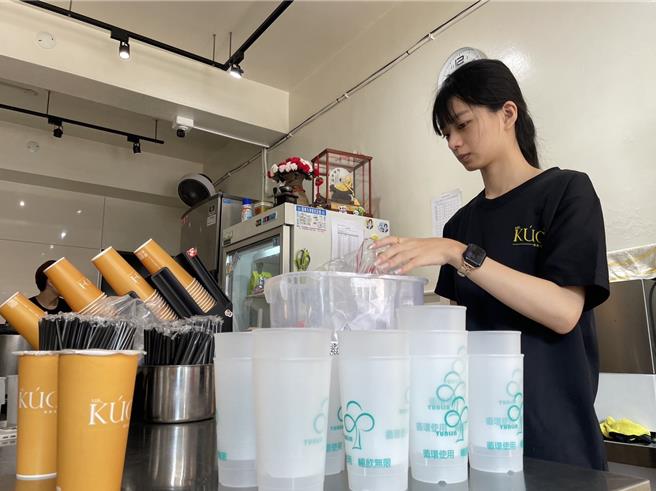 云林县大多数饮料业者改用纸类材质的杯子，若租借循环杯可折5元。（周丽兰摄）