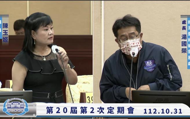 彰化縣議員陳玉姬（左）31日在縣政質詢中提問有多少廠商進駐中科二林園區，彰化縣政府經濟暨綠能發展處處長湯國榮（右）表示已有35家廠商進駐及簽定合約。（翻攝彰化縣議直播網站／孫英哲彰化傳真）