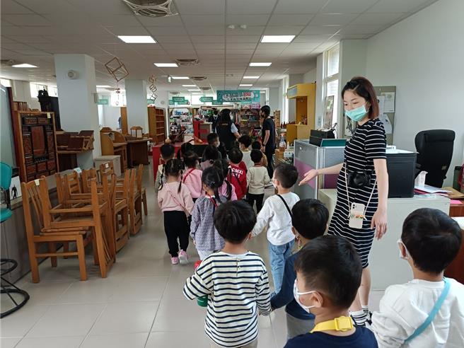 基隆市環保局為促進「不用品」之再利用，於基隆市設有141個「不用品」實體站點。圖為小朋友參加美傢園再生家具展售站的二手玩具交換活動。（基隆市環保局提供／徐佑昇基隆傳真）