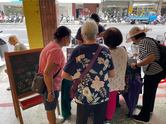 基隆市環保局為促進「不用品」之再利用，於基隆市設有141個「不用品」實體站點。圖為二手市集活動。（基隆市環保局提供／徐佑昇基隆傳真）