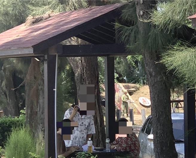 「中国移动」翁姓女员工与其金门籍配偶邹男非法于烈屿乡猫公石附近凉亭办门号，遭金门地检署侦办起诉。(图／金门地检署提供)