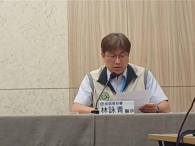 疾管署防疫醫師林詠青說明流感重症個案，其中一名為中部9歲男童，曾接種流感疫苗，仍感染流感併發腦炎或腦膜炎。（王家瑜攝）
