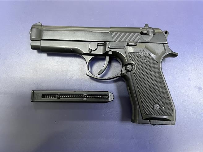 台中市某國中三年級的洪姓學生，疑因不滿校方不讓他參加畢業旅行，故意教唆其他學生持空氣槍、打架並拍成影片PO網。（民眾提供）