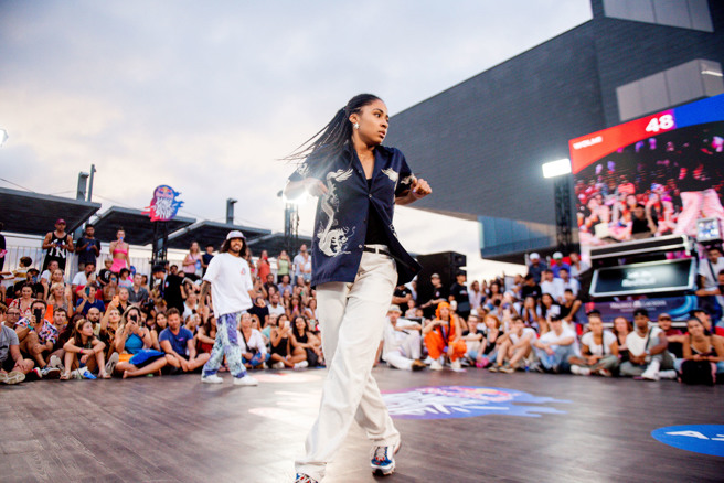 2022 Red Bull Dance Your Style西班牙、嘻哈舞者Sara（中）受邀擔任本屆世界決賽外卡舞者。（Red Bull提供）