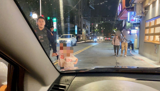 海山警分局29日晚间接获民眾报案，表示有2名男童在文化路上的三猿广场閒晃许久，一旁也未见家长照顾，疑似走失。（图 / 刘咏韵翻摄）