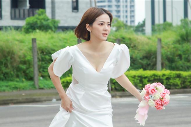 蘇晏霈第2次穿白紗奔跑，她跑到小腿拉傷。（民視提供）