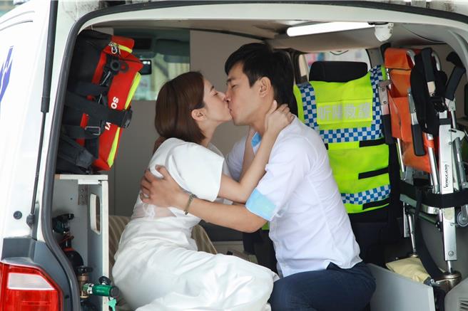 蘇晏霈和傅子純擁吻，創下收視5.11的高收視率。（民視提供）