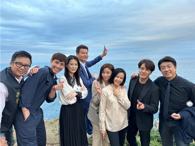 《市井豪門》今晚大結局，預計有重點人物會領便當。左起阿甘、王凱、楚宣、倪齊民、王瞳、陳仙梅、黃文星、吳皓昇。（民視提供）