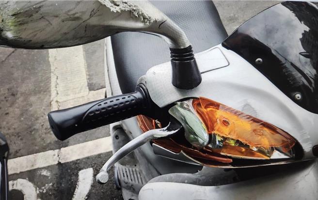 张男为闪避行人打滑摔车。（警方提供）