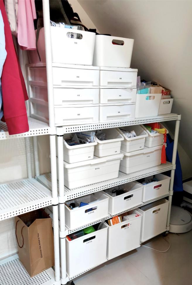 铁架可依照使用需求自行选择、组装容易，再加上耐重度高，成为整理师推荐的收纳圣品。(郑欣怡提供）