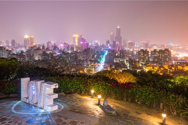 壽山情人觀景台視野頗佳適合推薦給想要一覽高雄山海河港特色的旅客。（高市觀光局提供）