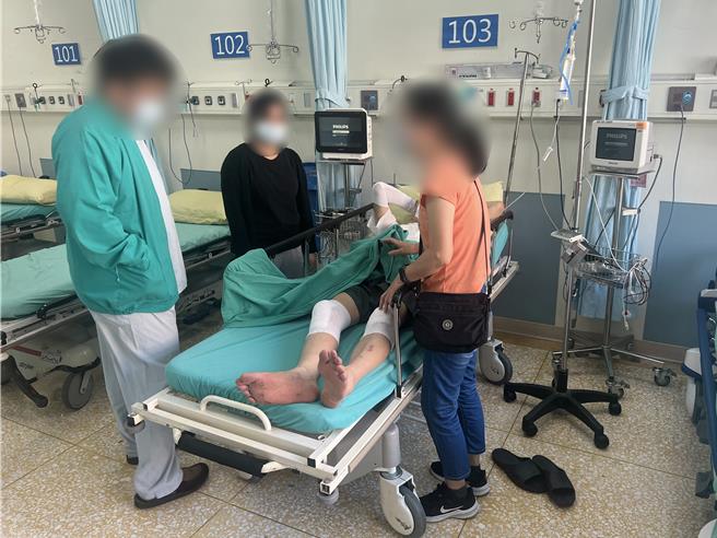 台中市北區81歲的蔡姓老翁搞失蹤體力不支倒地送醫，看護報案經比對身份發現爺爺已被送醫，家人到醫院，未料爺爺還嚷著「我要去溪邊抓鱉！」。（台中市第二分局提供／馮惠宜台中傳真）