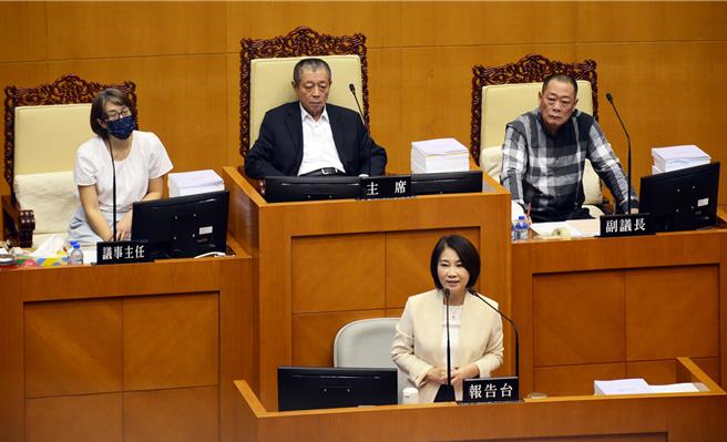 屏東縣長周春米（前）31日赴議會進行施政報告，議員關心台積電設廠進度，周回應，做好準備、努力爭取。（林和生攝）
