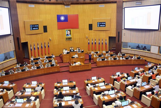 屏東縣長周春米31日赴議會進行施政報告，有關台積電設廠進度，不少議員皆非常關注。（林和生攝）