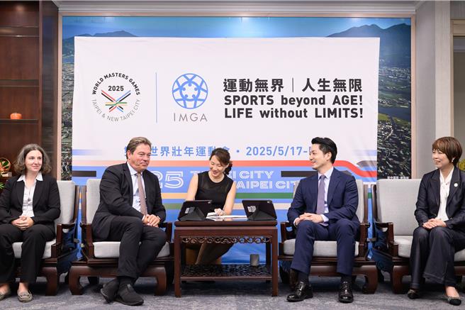 IMGA執行長Holm(左2)及IMGA競賽總監Hayward(左1)拜會臺北市長暨2025雙北世壯運組委會主任委員蔣萬安(右2)及新北市副秘書長暨2025雙北世壯運執委會副主任委員龔雅雯(右1)。(黃敬文翻攝)
