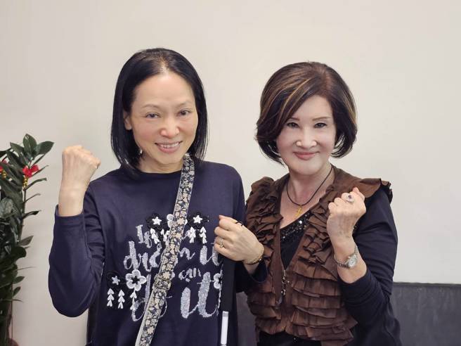 艺人恬娃(图右)鼓励好友黄小菁要走出来。(游定刚拍摄)