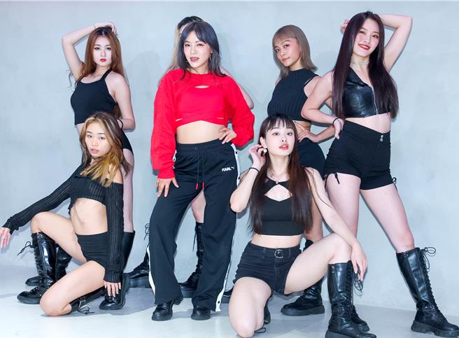 丁噹今為演唱會練舞，展現近來訓練成果。（粘耿豪攝）