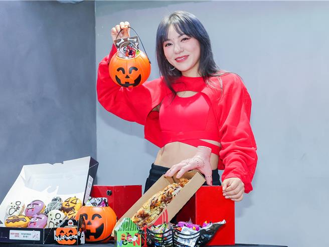 丁噹演唱會門票完售，今準備了萬聖節大餐慶功。（粘耿豪攝）