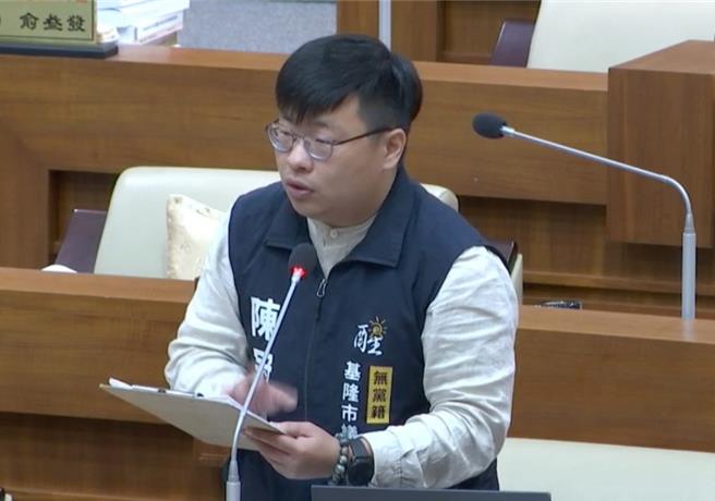 基隆市日前爆發校園霸凌及群毆事件，市議員陳冠羽於基隆市議會質詢表示，有多位家長向他陳情，質疑警方辦案過程沒收手機及夜間偵訊有違法疑慮。（翻攝畫面／徐佑昇基隆傳真）