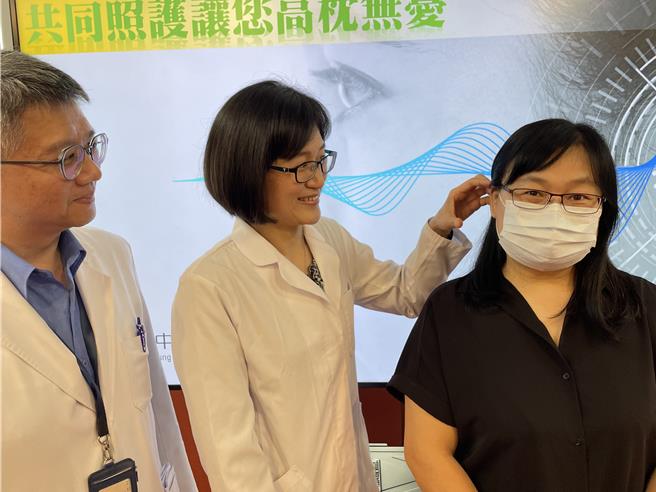 49歲孫小姐長年飽受耳鳴之苦，同時出現情緒及睡眠障礙，台中榮總耳鼻喉頭頸部耳科與精神部藉由共同照護，讓她告別耳鳴，失眠與憂鬱情緒也逐漸舒緩。（馮惠宜攝）