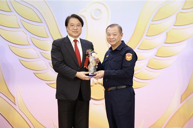 新北市警局因破获首宗台版柬埔寨案件，获得国家警光奖团体组犯罪侦查类第1名，由局长廖训诚（右）代表接受内政部长林右昌（左）颁奖表扬。（警政署提供）