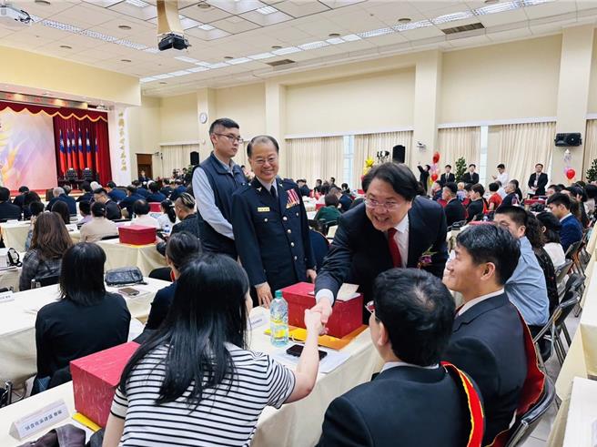 内政部长林右昌与警政署长黄明昭逐一向获奖的官警与眷属恭喜致意。（警政署提供）