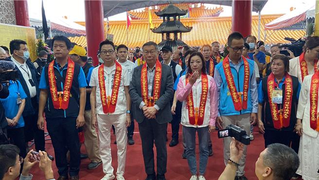 柯文哲（左3）31日上午10时30分许先抵达外澳接天宫，面对媒体提问都未回应，上香致意后直接进入休息室。（吴佩蓉摄）