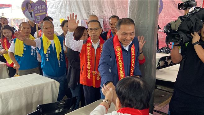 侯友宜（前排中）上香后四处走动与民眾握手寒暄。（吴佩蓉摄）