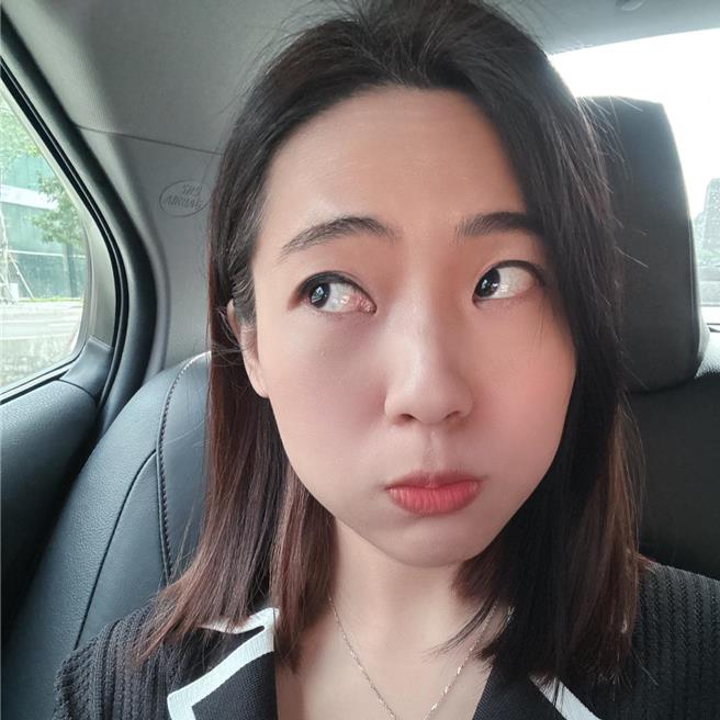 針對民進黨高雄市議員黃捷跨區參選立委挨批，卻要求外界先用同樣標準看待參選松山信義立委的台北市議員徐巧芯一事，徐巧芯31日下午隨即回應，直言黃捷會被罵是雙標，是因為「過去罵人烙跑，今天自己烙跑」。（摘自徐巧芯臉書／丁上程台北傳真）