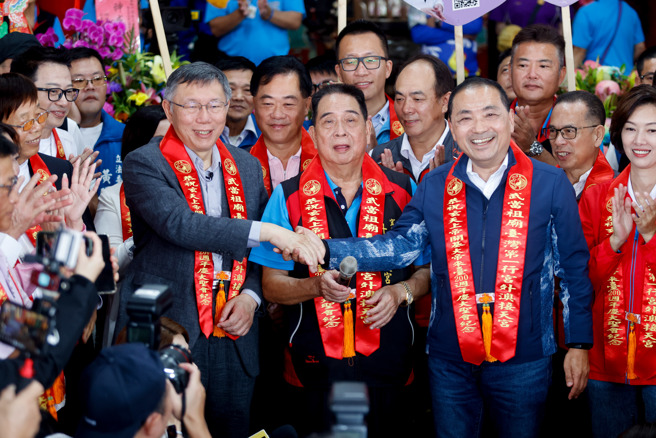 国民党总统参选人侯友宜（前右）与台湾民眾党主席柯文哲（前左）31日出席「外澳接天宫玄天上帝来台200周年陆海空接驾大典」备受瞩目，两人相互聆听对方致词后，在媒体前数度握手。（陈信翰摄）