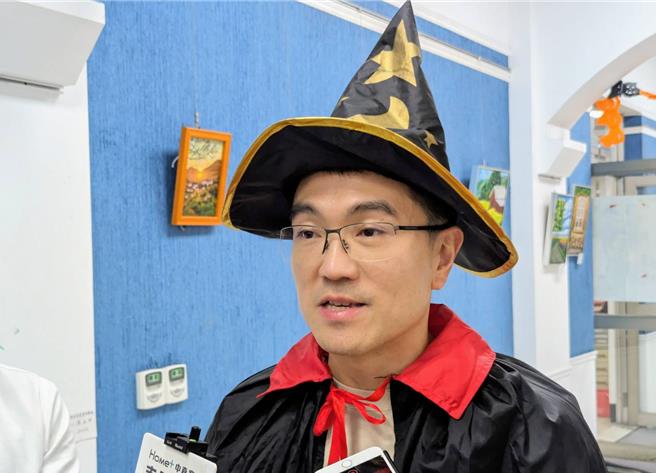 基隆市長謝國樑31日下午出席萬聖節公益活動後受訪時表示，尊重開水聯盟陳抗的權利，市府也會由消防單位派出救生艇維護安全。（張志康攝）