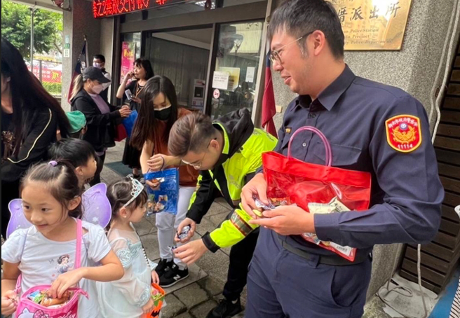 幼兒園的小朋友裝扮不同的造型，到派出所要糖吃。 （警方提供）