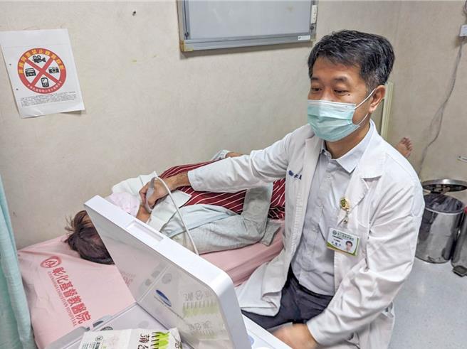 南投基督教医院耳鼻喉科医师余万年指出，甲状腺癌初期无症状，民眾可多利用健检早期发现早期治疗。南投基督教医院提供